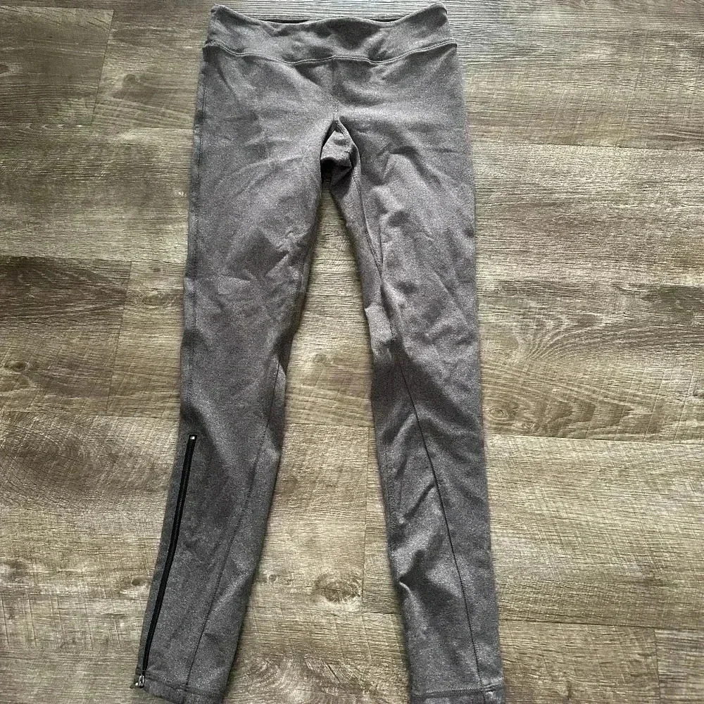 Alo Yoga Dark Grey Full Length Leggings with Black zippers at bottom of leg sz S